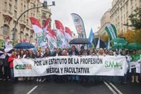 Los sindicatos médicos piden una reunión urgente con los grupos del Congreso para reclamar un Estatuto propio