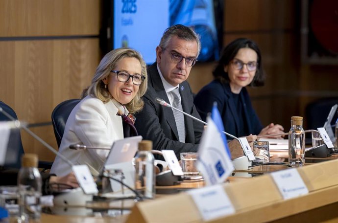 (I-D) La presidenta del Grupo BEI, Nadia Calviño, Marco Martínez, del Fondo Europeo de Inversiones, y María Serrano, del Banco Europeo de Inversiones, durante una rueda de prensa, en la sede de la Comisión Europea en Madrid, a 9 de febrero de 2026, en Mad
