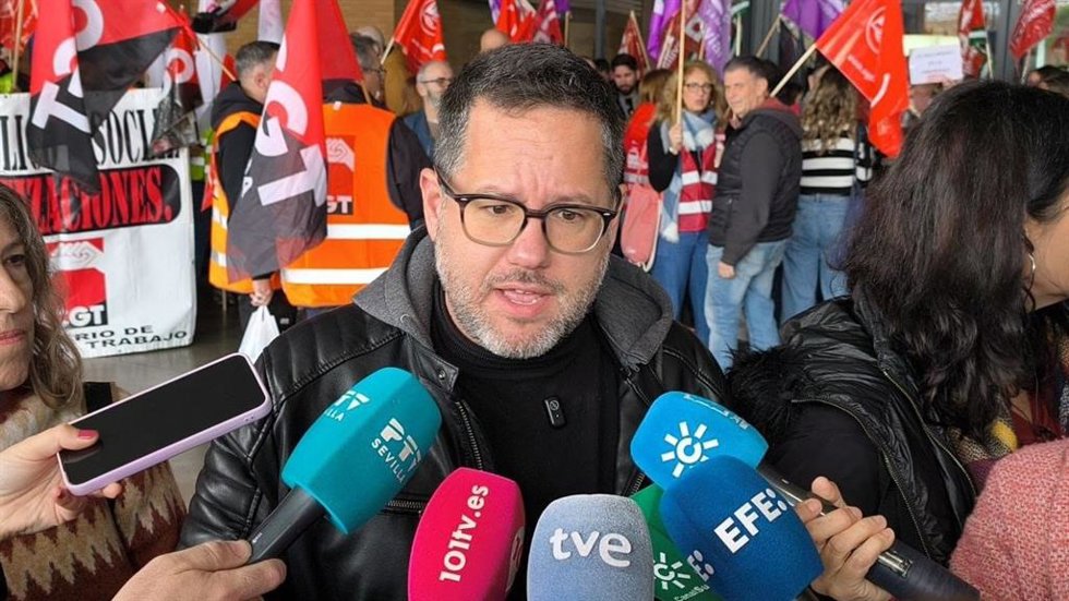 El portavoz de Adelante Andalucía, José Ignacio García, atiende a los medios al asistir a una concentración por la huelga de trenes en la estación de Santa Justa de Sevilla.