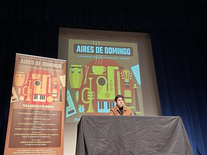 El director general de Cultura, Roberto Iturriaga, presenta 'Aires de Domingo'