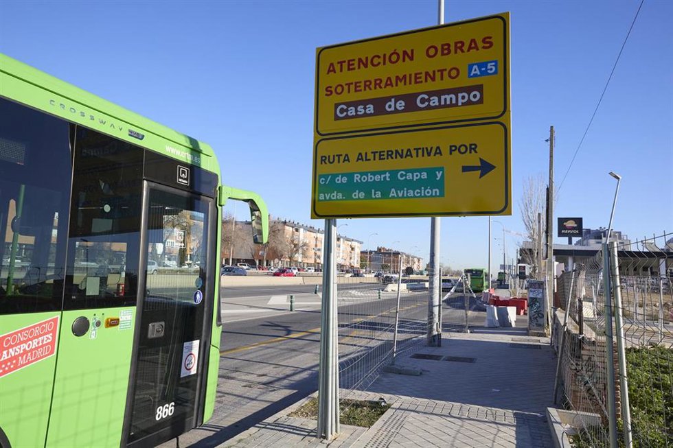 Archivo - Un cartel anuncia las obras en la A-5, a 15 de enero de 2025, en Madrid (España).