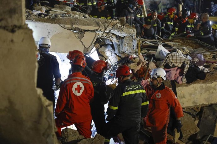 Trabajos de búsqueda y rescate tras el derrumbe de un edificio en Trípoli, en el norte de Líbano (archivo)
