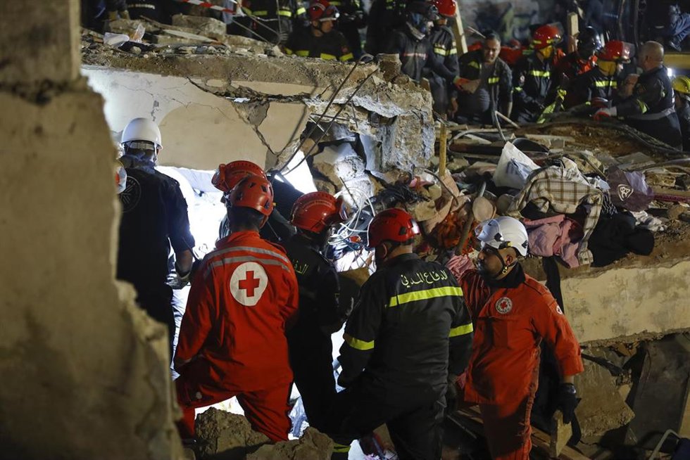 Trabajos de búsqueda y rescate tras el derrumbe de un edificio en Trípoli, en el norte de Líbano (archivo)