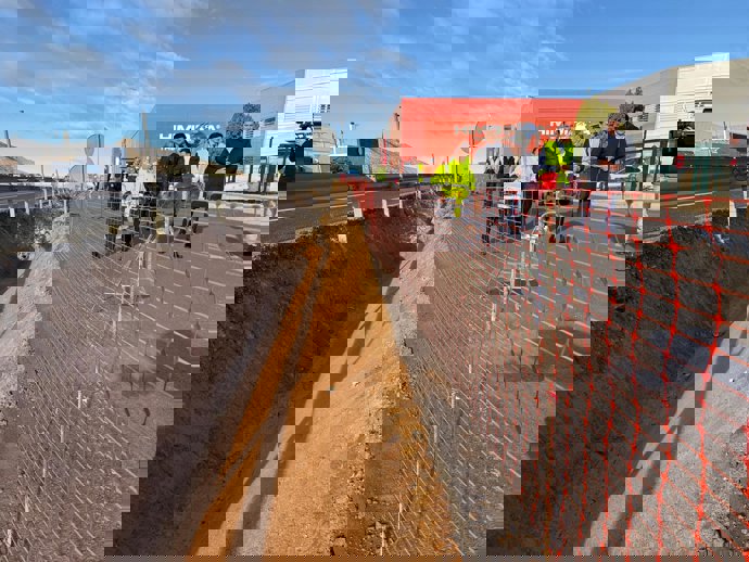 El consejero de Fomento e Infraestructuras, Jorge García Montoro, junto al alcalde de San Javier, José Miguel Luengo, el director general de Carreteras, Francisco Carrillo, y representantes de Himoinsa supervisan la obra del drenaje de la autovía