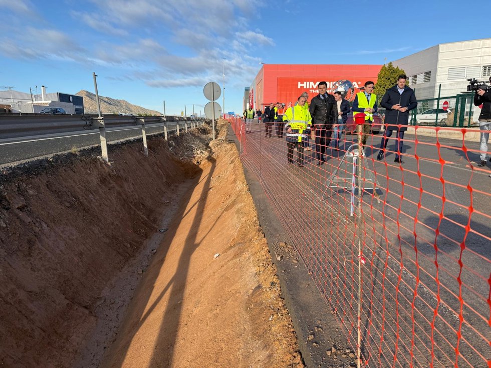 El consejero de Fomento e Infraestructuras, Jorge García Montoro, junto al alcalde de San Javier, José Miguel Luengo, el director general de Carreteras, Francisco Carrillo, y representantes de Himoinsa supervisan la obra del drenaje de la autovía