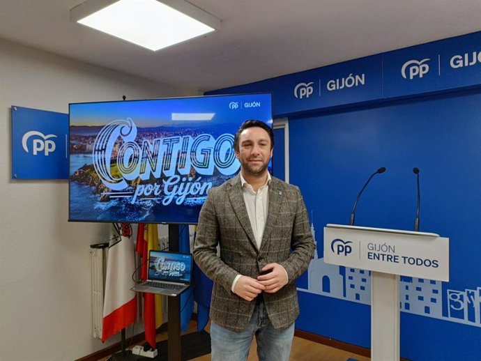 El presidente del PP en Gijón, Andrés Ruiz, en rueda de prensa en la sede gijonesa del partido.