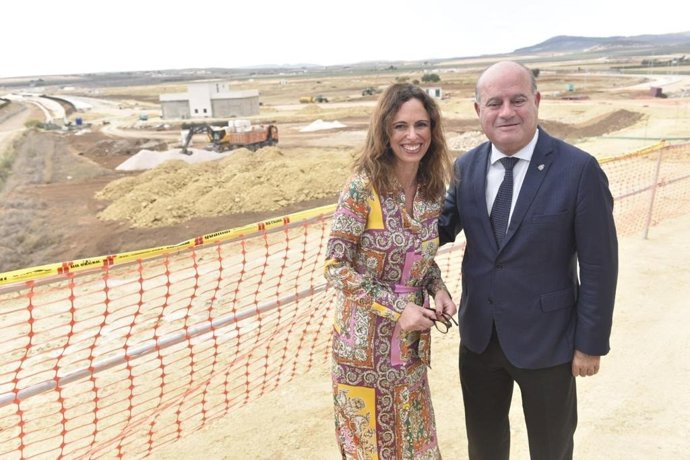 Archivo - Imagen de archivo del alcalde de Antequera, Manuel Barón, y la consejera de Fomento, Rocío Díaz, a las obras de la primera fase del Puerto Seco.
