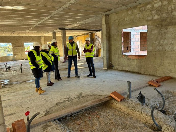 La delegada de la Junta en Almería y el delegado de Inclusión Social visitan las obras de ampliación y adaptación de la residencia de mayores 'Los Jardines de la Cerca' en Gérgal (Almería).