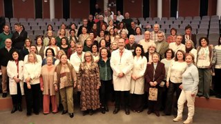 Acto de homenaje a los 90 profesionales jubilados durante el pasado año en el Hospital Juan Ramón Jiménez de Huelva.