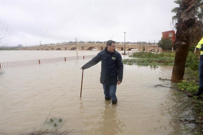 El presidente de la Junta de Andalucía, Juanma Moreno, visita zonas inundadas por la borrasca Leonardo en Jerez de la Frontera. A 4 de febrero de 2026, en Jerez de la Frontera, Cádiz (Andalucía, España). 