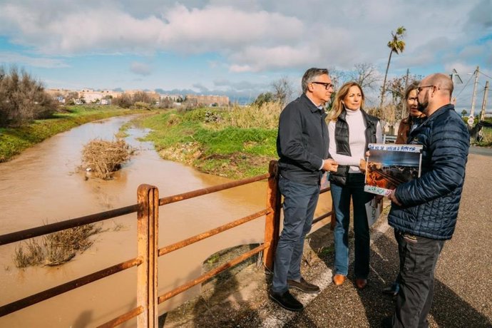 El portavoz parlamentario de Vox en Andalucía, Manuel Gavira, visita zonas de Sevilla afectadas por el temporal.
