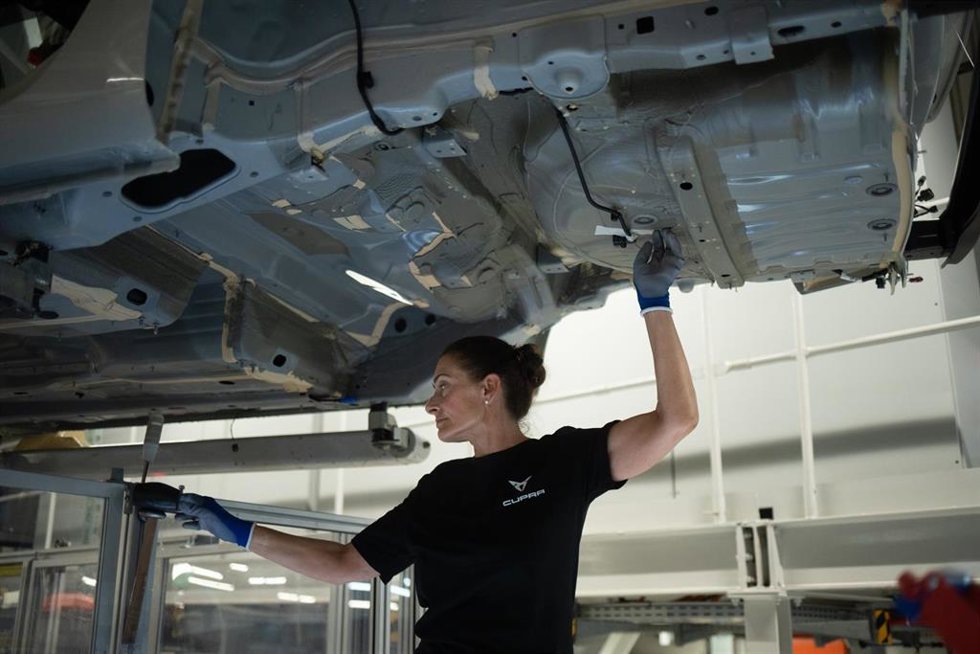 Archivo - Una empleada trabaja en la cadena producción de la fábrica de Seat en Martorell (Barcelona).