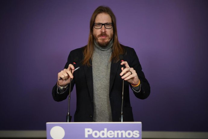 El secretario de organización y portavoz de Podemos, Pablo Fernández, ofrece una rueda de prensa en la sede de Podemos, a 9 de febrero de 2026, en Madrid (España). 