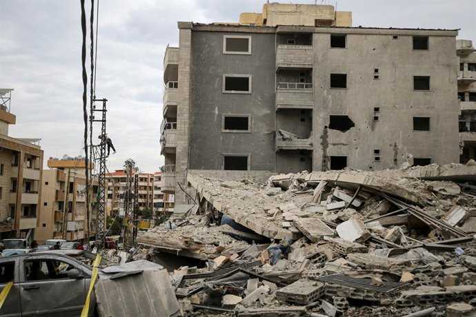 22 de janeiro de 2026, Qannarit, Qannarit, Líbano: Um trabalhador da companhia elétrica conserta cabos perto dos escombros de um prédio destruído em um ataque aéreo israelense na vila de Qannarit, no sul do Líbano. Israel continua lançando ataques regular