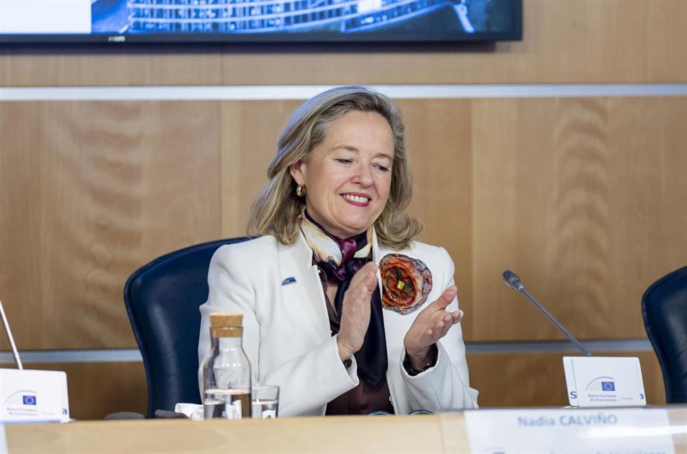La presidenta del Grupo BEI, Nadia Calviño, durante una rueda de prensa, en la sede de la Comisión Europea en Madrid, a 9 de febrero de 2026, en Madrid (España). Calviño ha informado de las actividades y el impacto del Grupo Banco Europeo de Inversiones