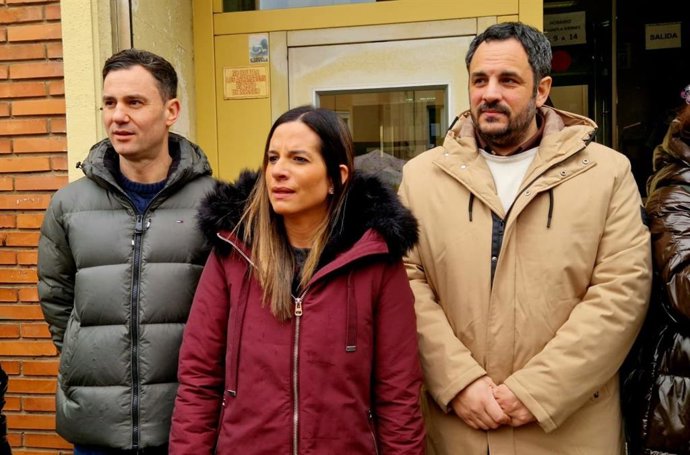 La vicesecretaria general del PSCyL y cabeza de lista del partido por León para las elecciones autonómicas, Nuria Rubio (centro), a la entrada de la Dirección Provincial de Educación de León.