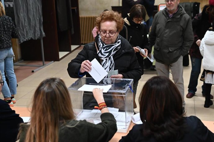 Aragoneses votan en un colegio electoral, a 8 de febrero de 2026, en Zaragoza, Aragón (España).