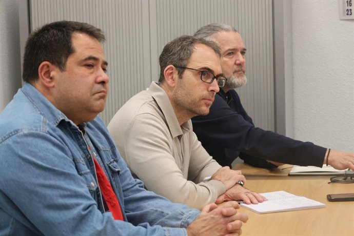 El coordinador general de IU Andalucía y diputado en el Congreso, Toni Valero, en una reunión con trabajadores del aeropuerto de Málaga