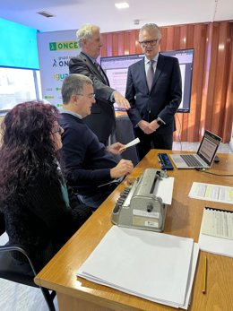 El consejero de Salud, durante su visita a la sede de la ONCE en Murcia