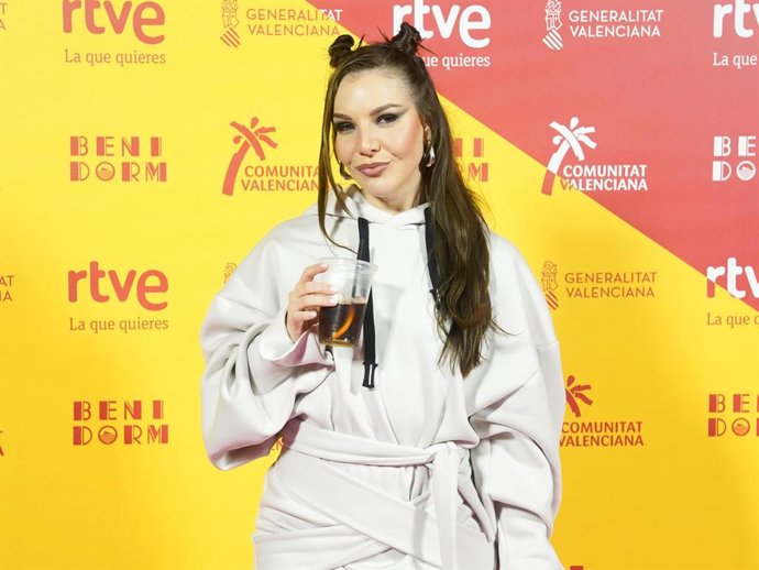 La presentadora Inés Hernand durante la bienvenida al Benidorm Fest 2026, en el Centro Cultural de Benidorm, a 7 de febrero de 2026, en Benidorm, Alicante, Comunidad Valenciana (España).