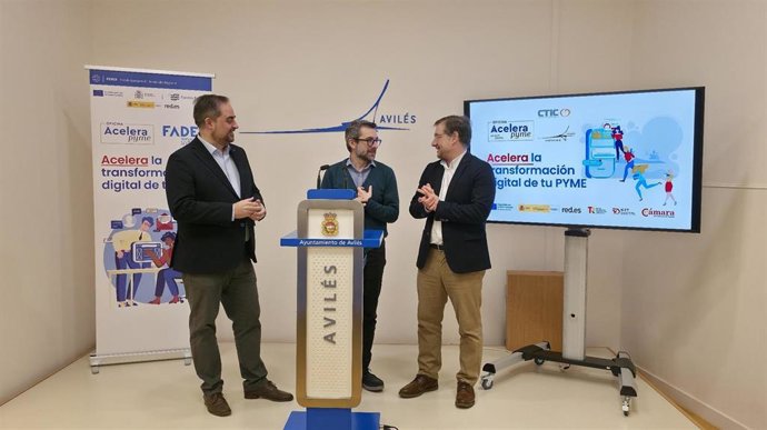 El concejal de Desarrollo Urbano y Económico, Manuel Campa;  del director general de CTIC, Pablo Coca; y Jorge Enríquez, de FADE.