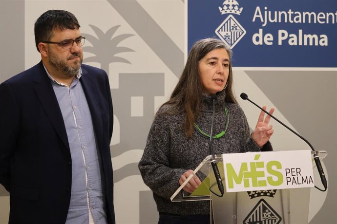 El diputado de Sumar MÉS, Vicenç Vidal, y la portavoz de MÉS per Palma, Neus Truyol, en rueda de prensa.