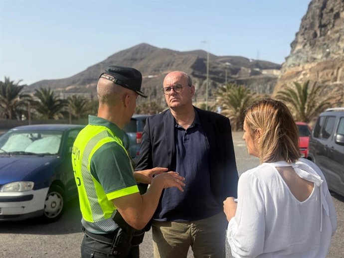 Archivo - El delegado del Gobierno en Canarias, Anselmo Pestana, con la directora provincial de la Dirección General de Tráfico (DGT) del Ministerio del Interior en Las Palmas, Eva Canitrot, en la presentación de una campaña de la DGT