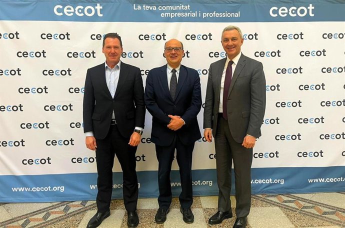 Imagen del encuentro en el que se ha renovado la colaboración entre Cecot y BBVA.