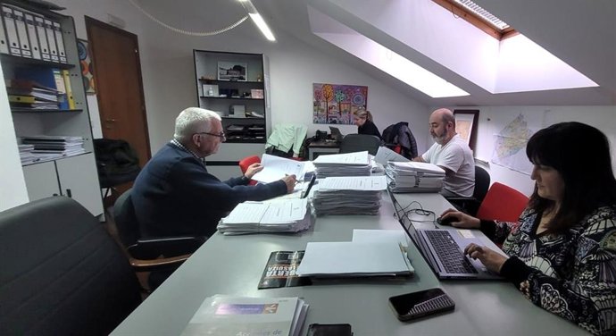 Fotografías del despacho, situado en la tercera planta del Ayuntamiento de Carreño, asignado al inicio de la legislatura al Grupo Municipal Socialista y del que ahora se pretende desalojar.