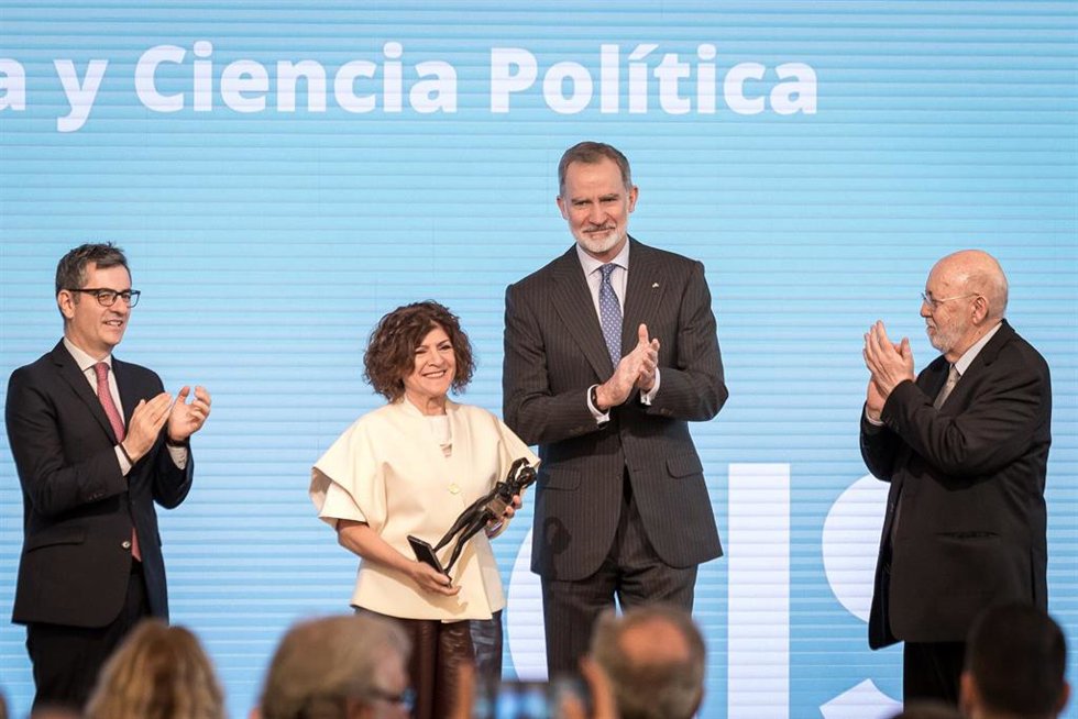 El Rey Felipe VI y el ministro de la PResidencia, Félix Bolaños, durante la entrega del 'Premio Nacional de Sociología y Ciencia Política 2025' a la catedrática de Sociología de la Universidad de Valencia, Capitolina Díaz Martínez
