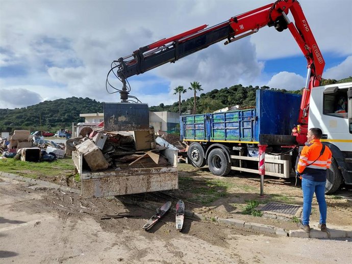 Mancomunidad Occidental y Urbaser colaboran en la retirada de enseres en zonas anegadas de Secadero afectado por el temporal