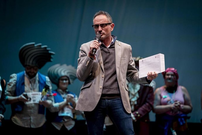 El alcalde de Móstoles, Manuel Bautista, interviene durante la vigésimo séptima edición del concurso de agrupaciones carnavalescas, en el Centro Cultural Villa de Móstoles, a 7 de febrero de 2026, en Móstoles, Madrid (España). Este año el jurado cuenta ad