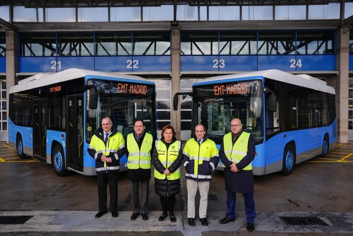Miembros del Ayuntamiento de Madrid y la Diputación de Toledo en el acto de entrega de los buses.