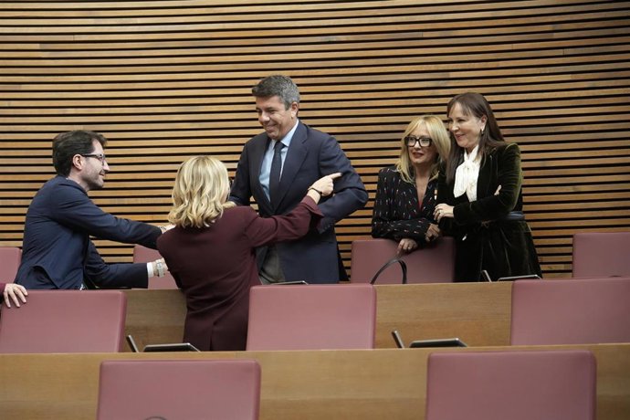 Archivo - El expresident de la Generalitat valenciana Carlos Mazón (3i) durante el pleno de toma de posesión del nuevo president, en Les Corts Valencianes, a 2 de diciembre de 2025, en Valencia