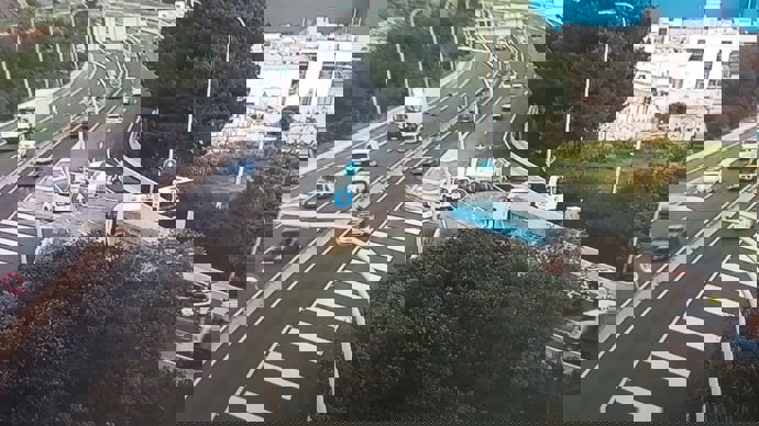 Camión hormigonera con la carga derramada.