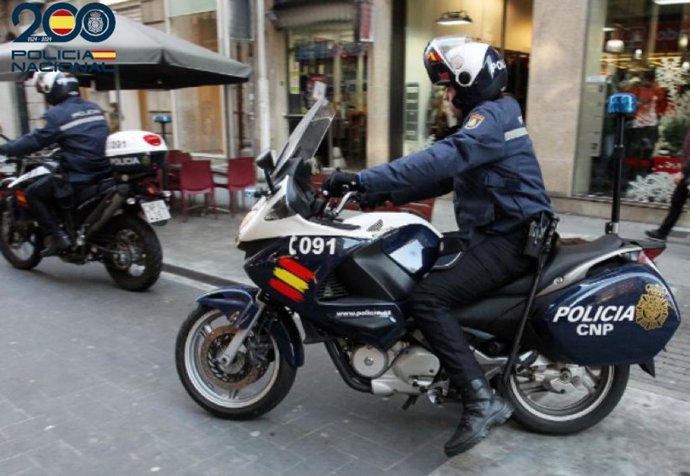 Agentes de la Policía Nacional en moto.