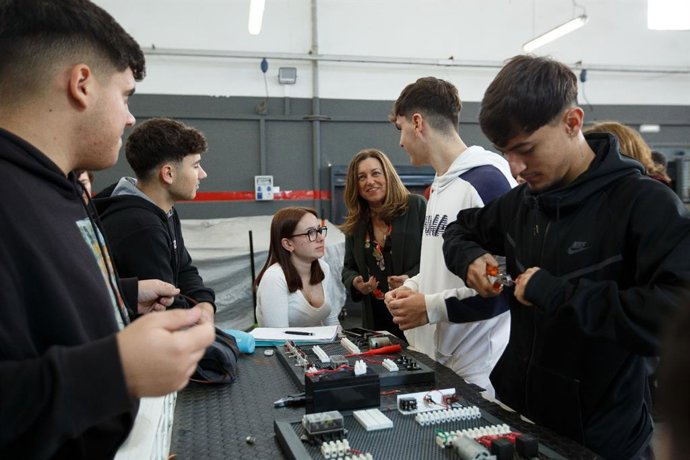 La consejera de Desarrollo Educativo y Formación Profesional, María del Carmen Castillo, con alumnos de FP.