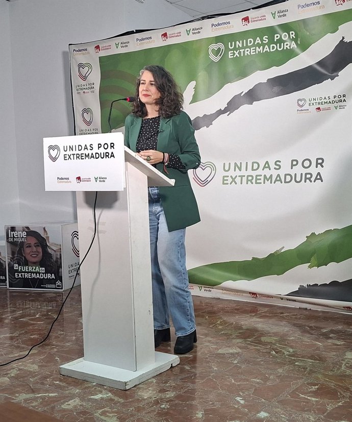 La portavoz de Unidas por Extremadura, Irene de Miguel, en rueda de prensa en Mérida