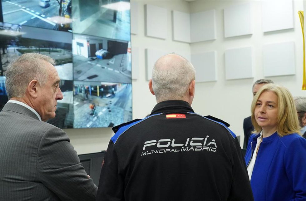 La vicealcaldesa, portavoz y delegada de Seguridad y Emergencias, Inma Sanz, desde la Jefatura de Policía Municipal.