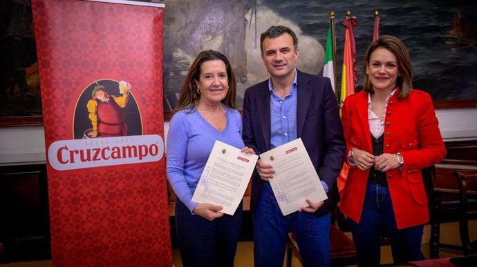 El alcalde de Cádiz, Bruno García (c), y la directora regional de Relaciones Institucionales de Heineken España, Ada Bernal (i), junto a Beatriz Gandullo, teniente de alcalde delegada de Fiestas (d), en la firma de convenio para el Carnaval de Cádiz