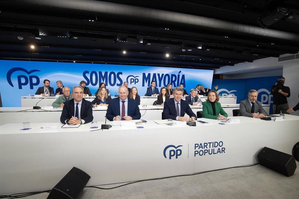 El presidente del Partido Popular, Alberto Núñez Feijóo (c), preside la reunión de la Junta Directiva Nacional del partido, junto a Elías Bendodo (i), Miguel Tellado (2i), Cuca Gamarra (2d) y Juan Bravo (d), a 9 de febrero de 2026, en Madrid (España). E