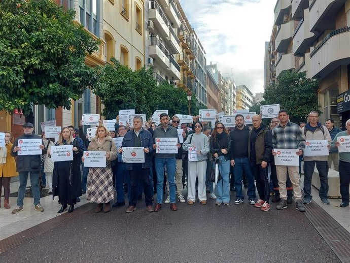 Minuto de silencio a las puertas de la sede de UGT en Huelva por el trabajador fallecido en una empresa de Palos de la Frontera.