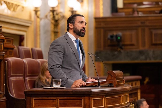 El diputado de Vox por Granada, Jacobo Robatto