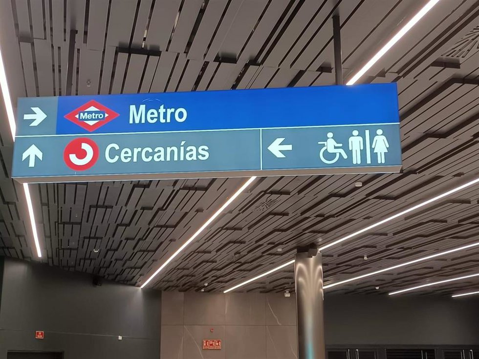 Archivo - Cartel de Metro de Madrid y Cercanías de Madrid