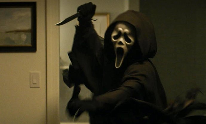Ghostface va a por la hija de Sidney (Neve Campbell) en el incendiario de Scream 7