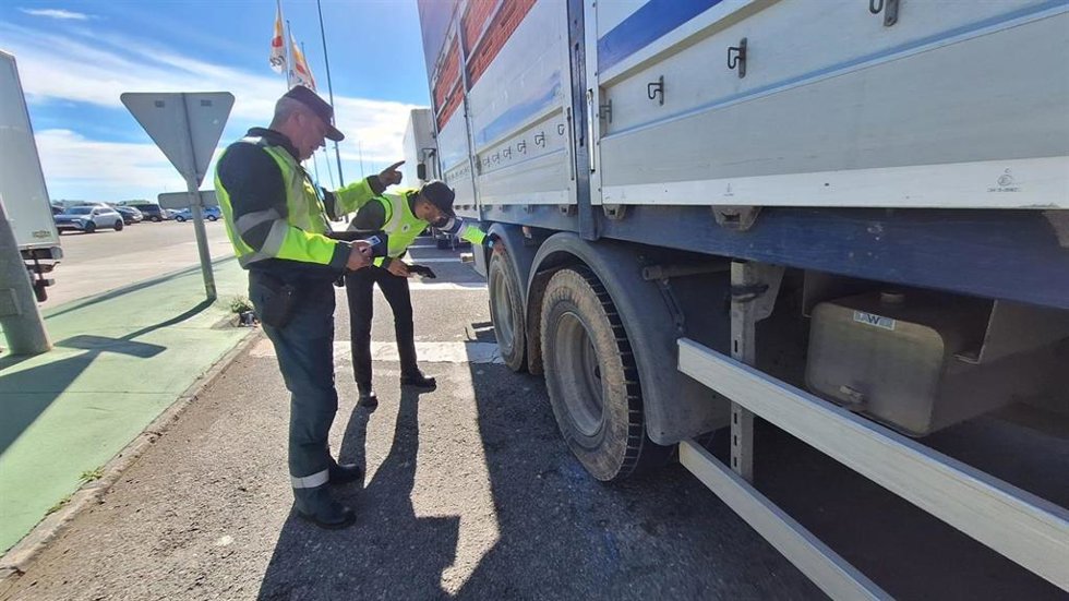 Agentes de la Guardia Civil durante la campaña