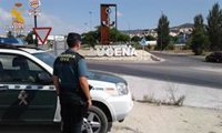 Dos detenidos en Lucena (Córdoba) tras saltarse un control de la Guardia Civil, estrellarse y agredir a los agentes