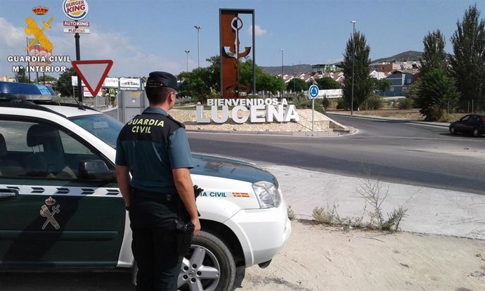Archivo - Un guardia civil junto a una de las entradas a Lucena.