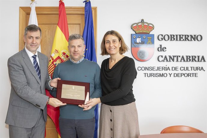 El consejero de Cultura, Turismo y Deporte, Luis Martínez Abad, entrega de una placa a la familia Cobo en reconocimeinto al trabajo realizado en Heras.