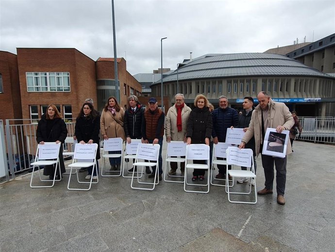 Carlos Martínez (4º por la izda), con dirigentes del PSOE de Segovia, en el entorno del Hospital General Universitario de Segovia.